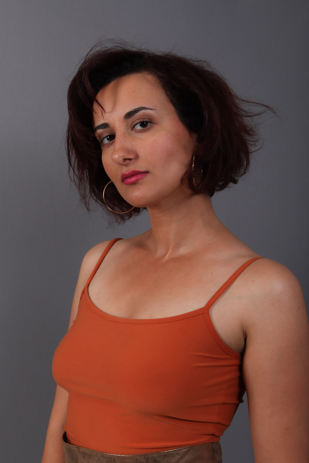 Femme buste caraco orange - Photographie par Ludovic Leclercq
