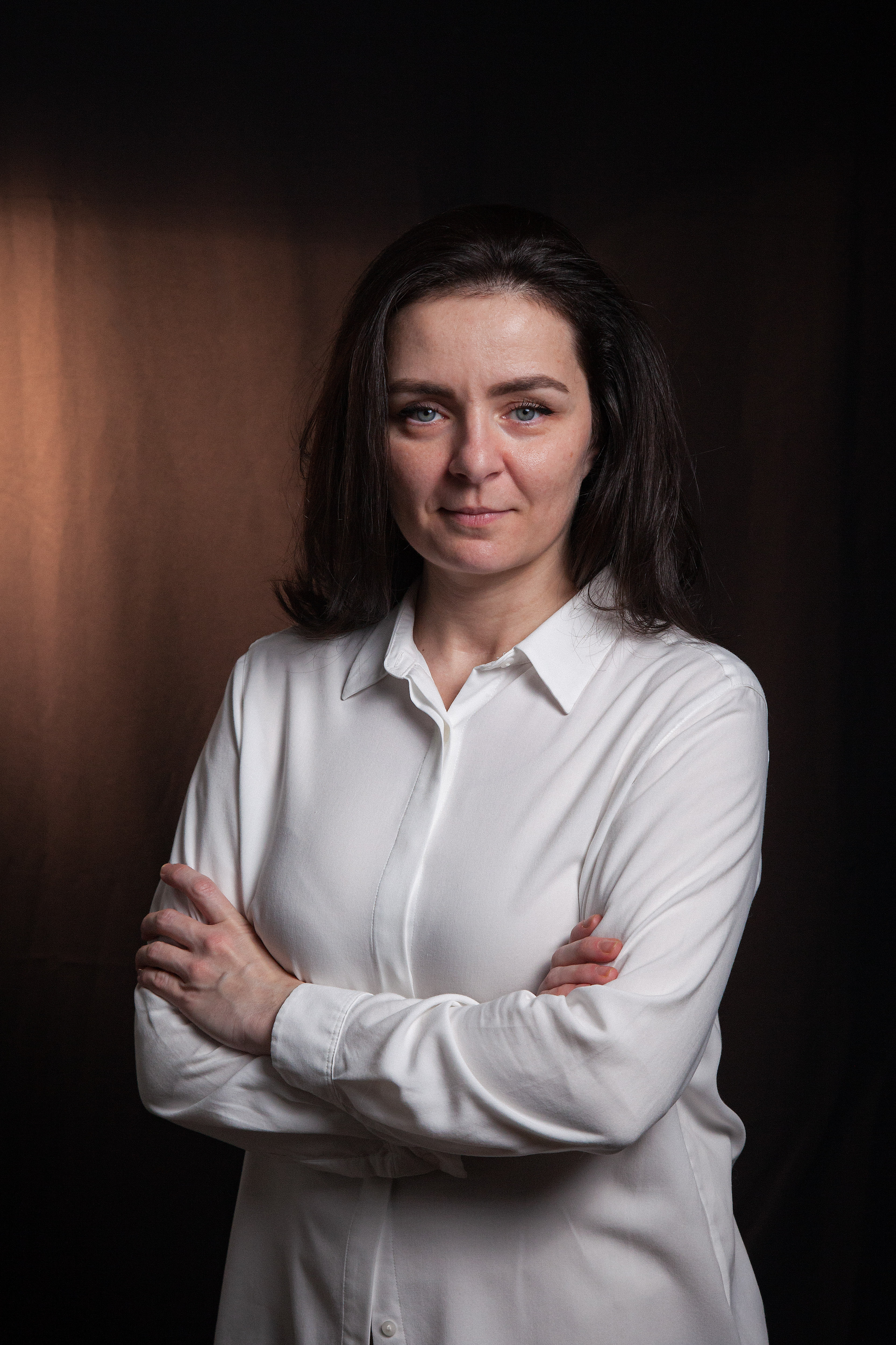 Portrait professionnel femme chemisier blanc