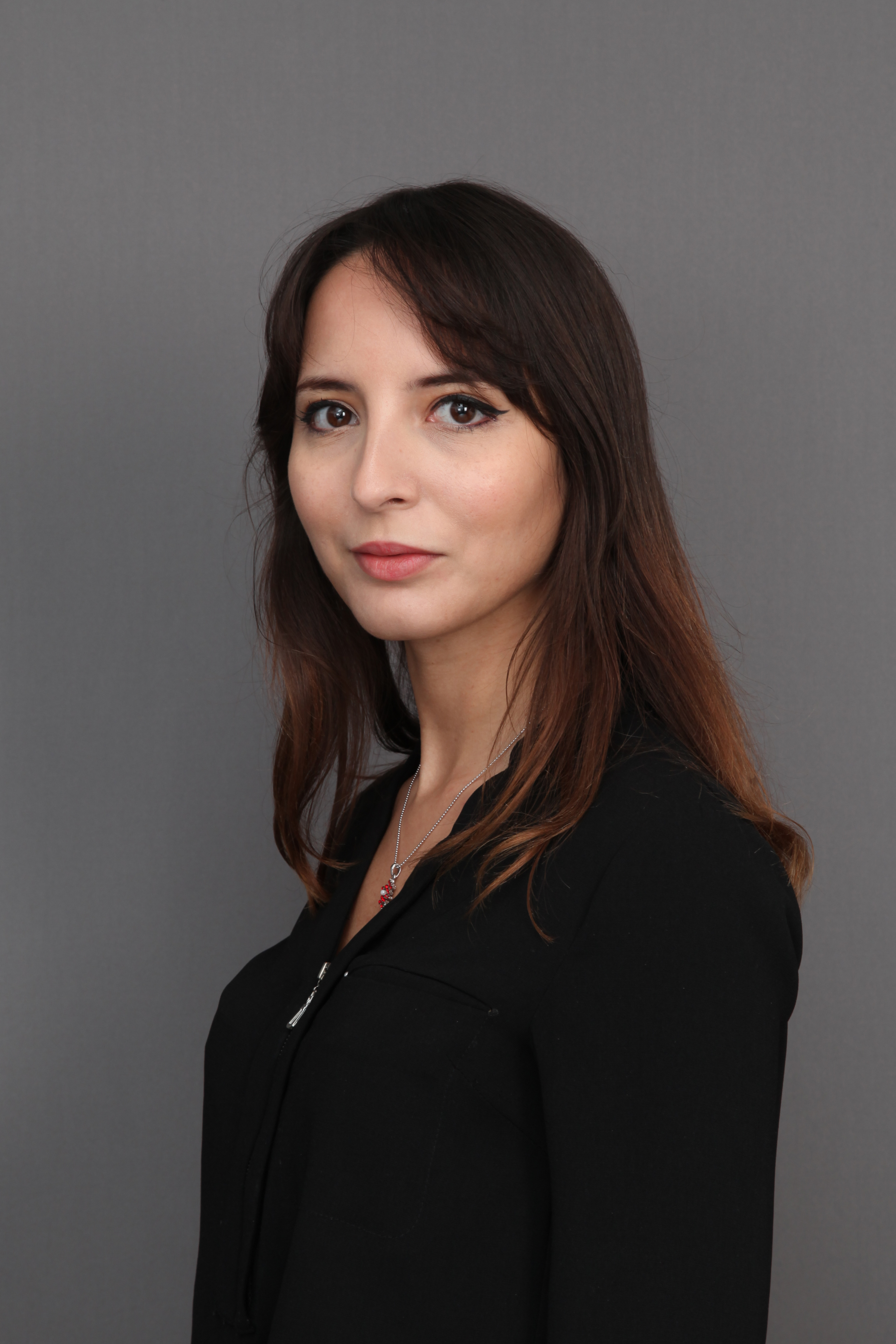 Portrait professionnel jeune femme chemisier noir