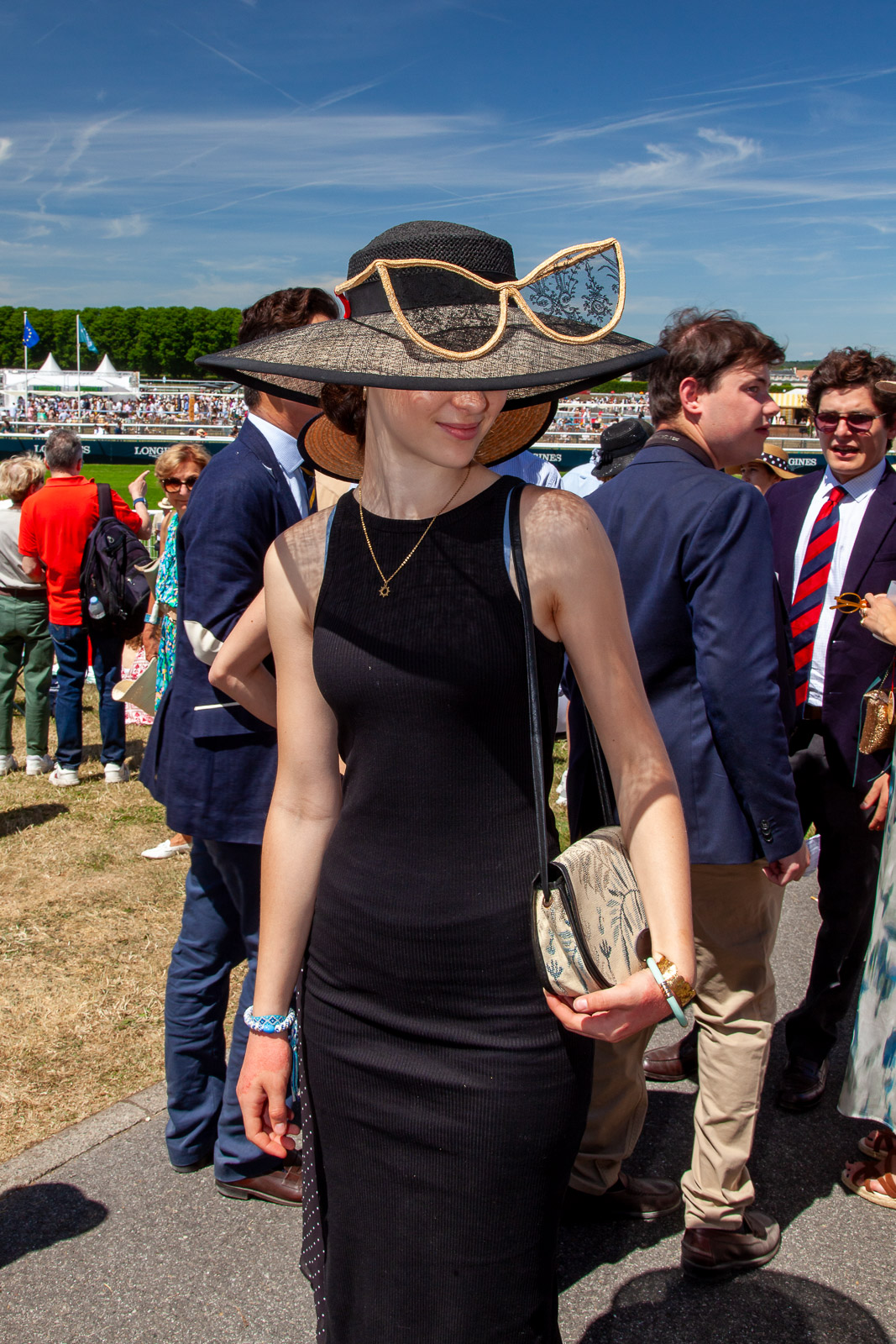 Prix de Diane 2026 - Femme robe noire et chapeau